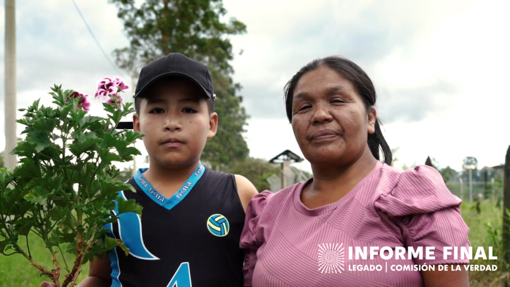 Mujer con su nieto miran reflexivos de frente