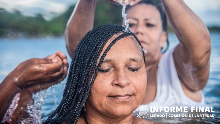 Mujer con los ojos cerrados le lavan el cabello otras mujeres