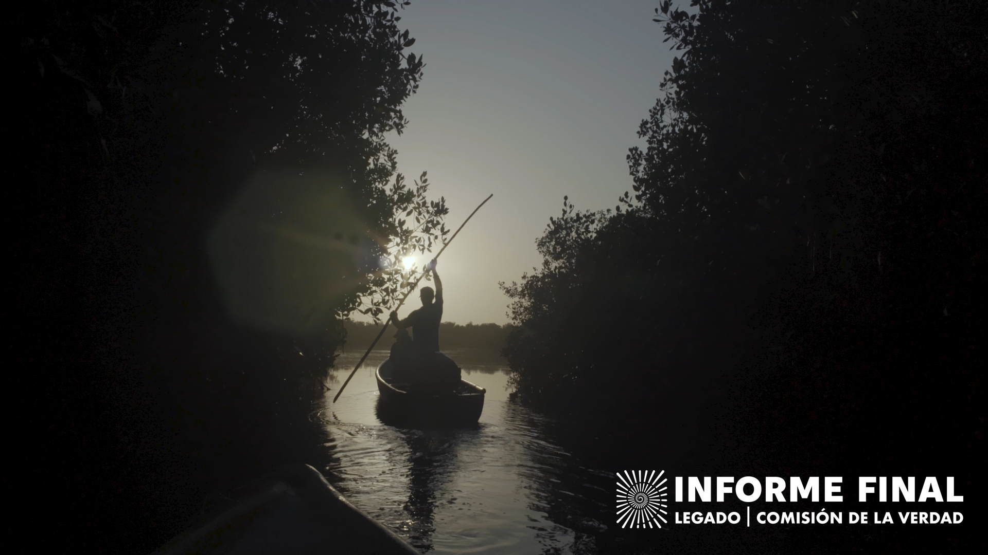 Hombre navegando en canoa en pleno ocaso