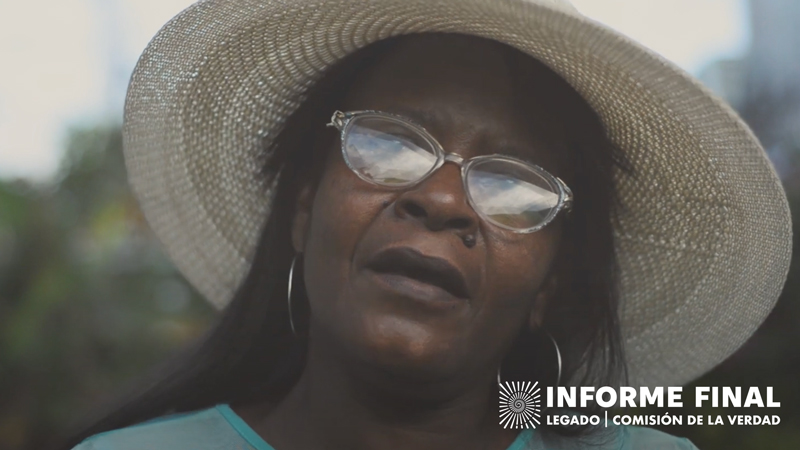 Rosalba, mujer afro, con gafas y sombrero