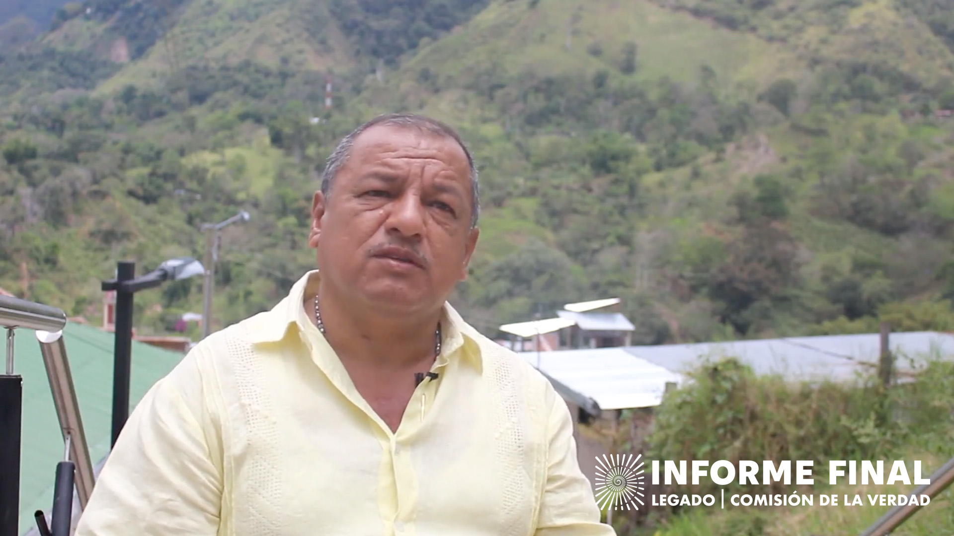 Agapito Mosquera hablando frente a la cámara.