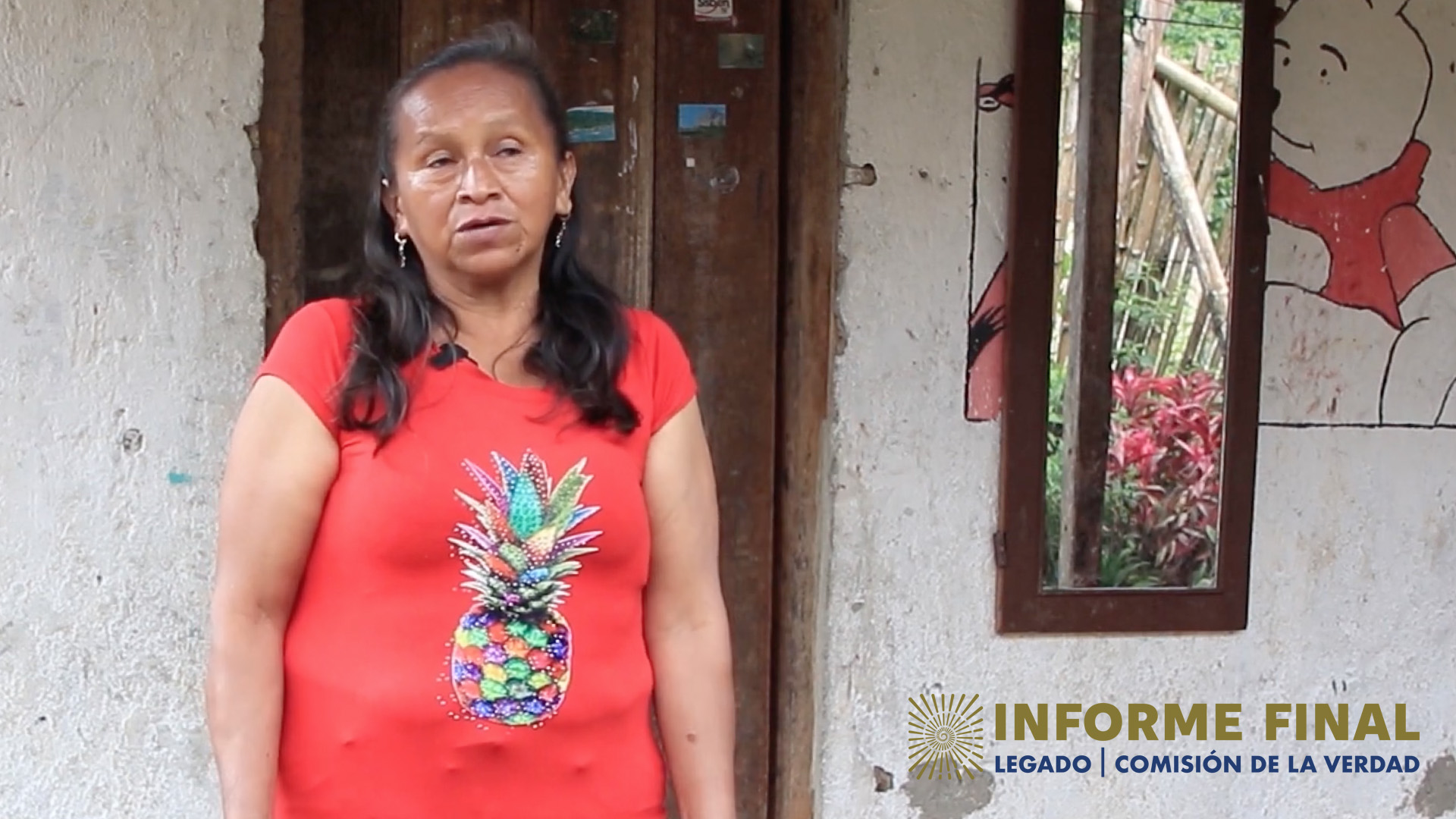 Mujer campesina habla frente a la cámara.