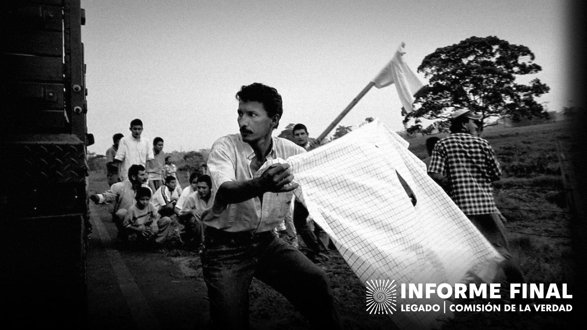 Civiles atrapados en el fuego cruzado, alzan banderas hechas con prendas blancas