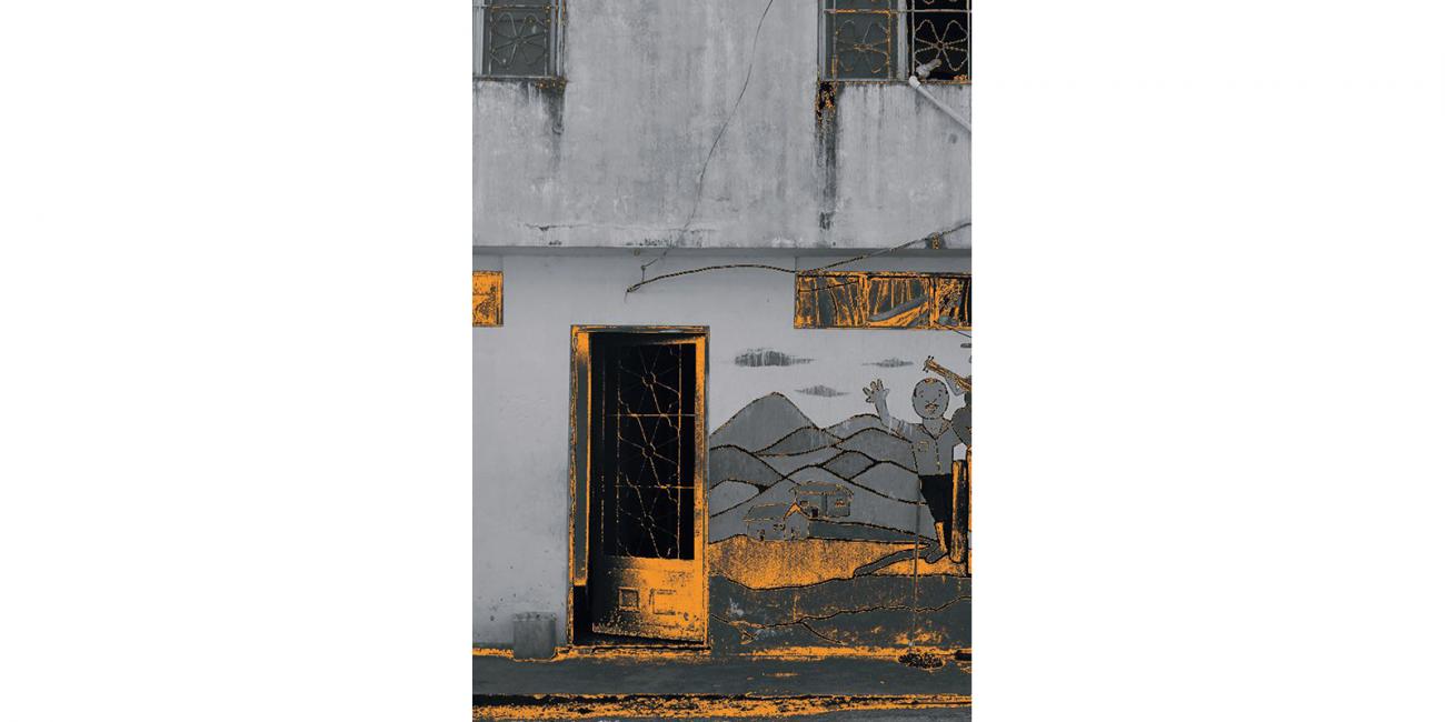 Fachada de casa con mural de montaña, casas y un hombre con el brazo alzado