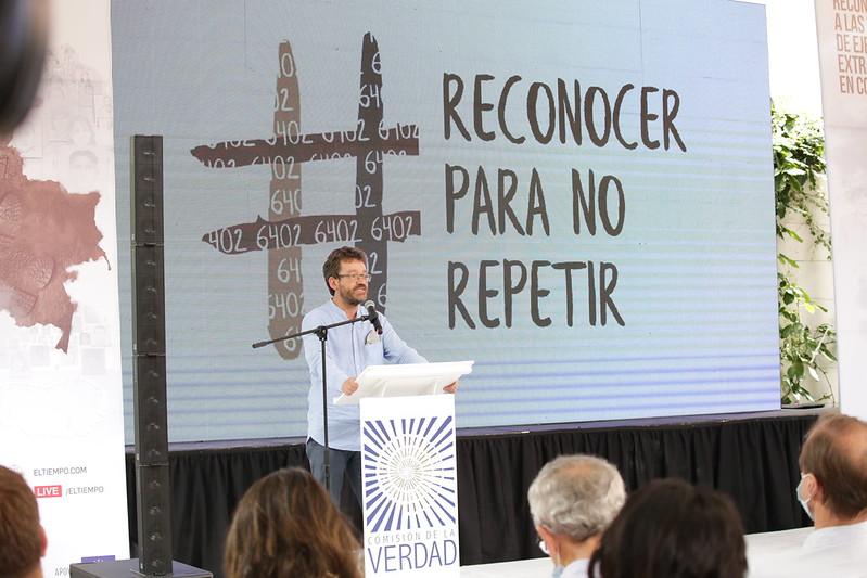 Alejandro Valencia hablando ante los familiares de víctimas extrajudiciales 