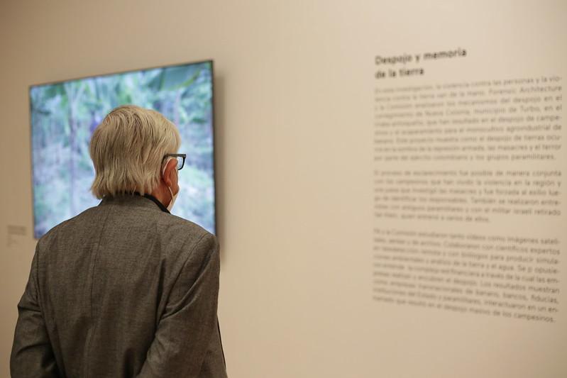 Saúl Franco leyendo la exposición de Huellas de desaparición 