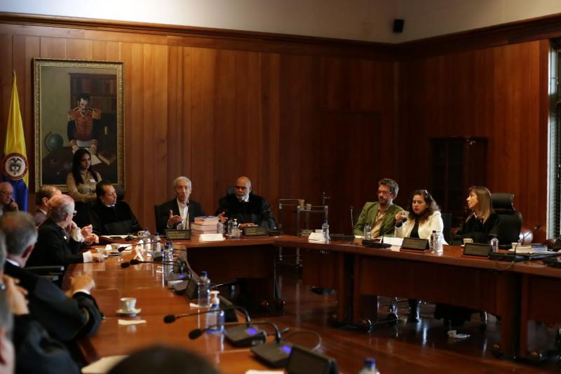 Alejandra Miller y Alejandro Valencia en la entrega del informe ante el Consejo de Estado