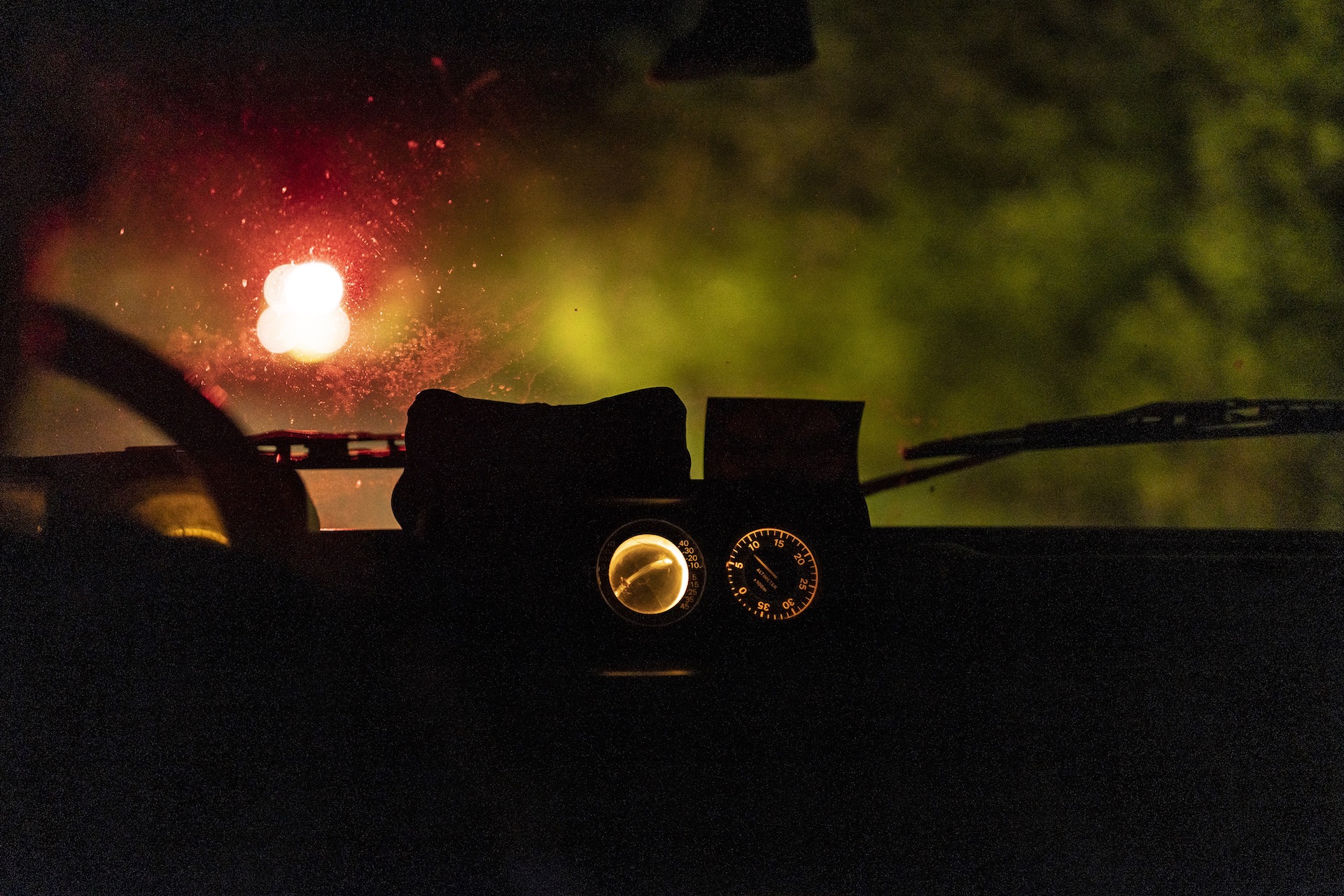 Tablero de instrumentos de un carro en la noche